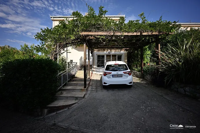 Panoramik deniz manzaralı güvenlikli sitede villa