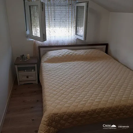 Güzel bir avluya sahip geniş iki katlı ev