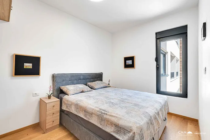 Bečići'de Modern ve Tamamen Eşyalı Satılık Daire