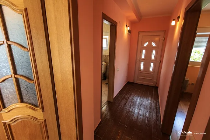 Denize kendi erişimi olan üç katlı villa
