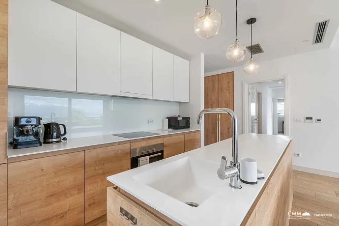 Satılık: Deniz Manzaralı, 40 m² Teraslı, Üç Yatak Odalı Geniş Daire