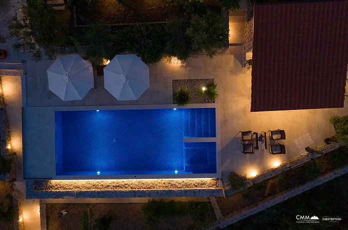 Panoramik deniz manzaralı ve havuzlu lüks villa