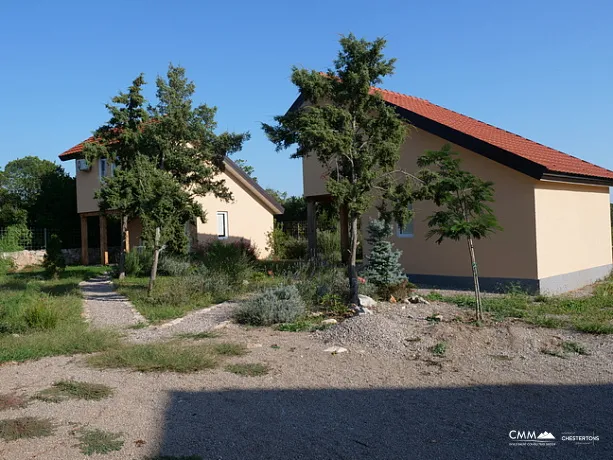 Zagora'da havuzlu geniş bir arsa üzerinde satılık evler