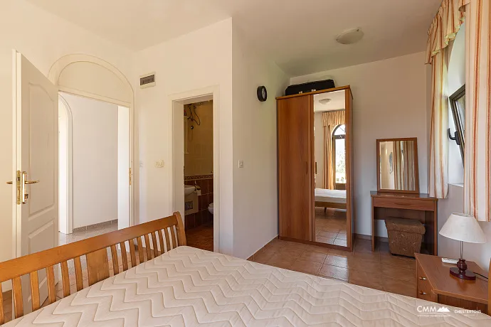 Bigovo’da Deniz Kenarında Geniş Daire — Teraslı ve Muhteşem Deniz Manzaralı