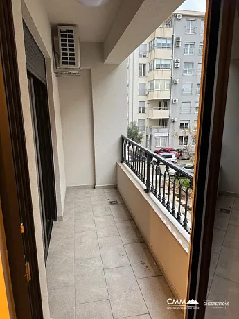 Budva merkezinde, yeni bir binada, 42 m² daire ve otopark yeri