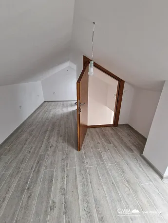 Igalo'da deniz manzaralı üç yatak odalı dubleks daire