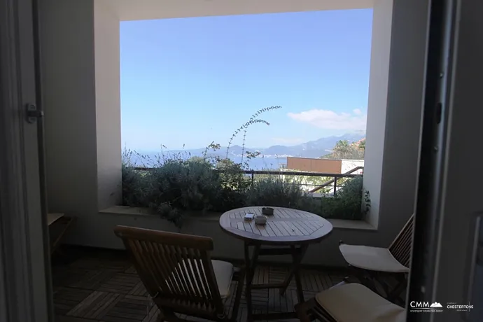 Budva'da havuzlu villa