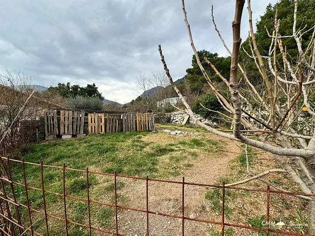 Budva - Maine ilçelerinden birinde 389 m2 arsa