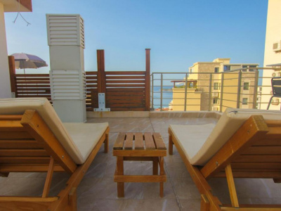 Panoramik deniz manzaralı Bechichi'de çatı katı satışı için