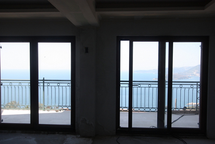 Budva Rivierası'nda muhteşem deniz manzaralı iki villa
