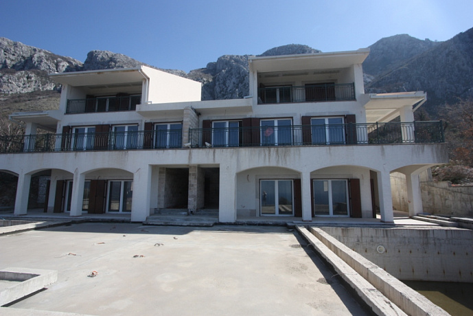 Budva Rivierası'nda muhteşem deniz manzaralı iki villa